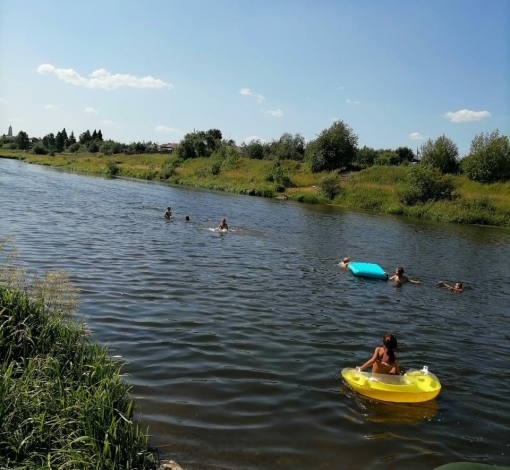 В жару народ спасется у воды. Вот только оборудованных пляжей в Артемовском и рядом так и нет...